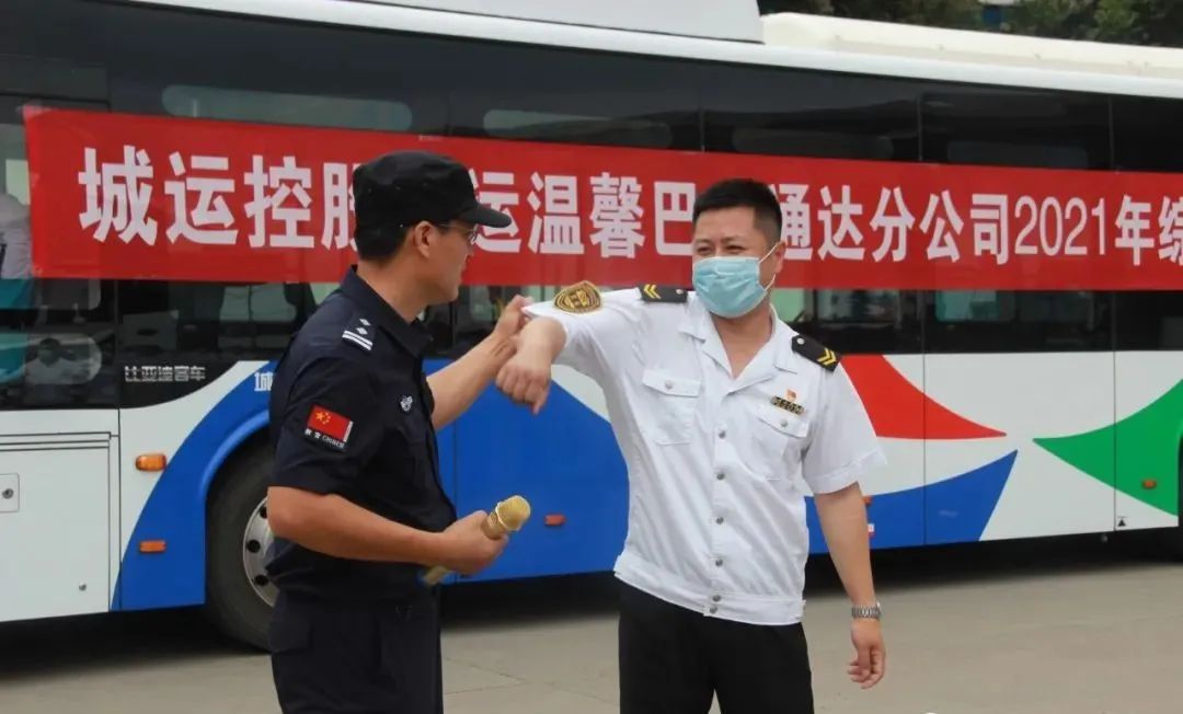 逼真場面猶如警匪片，青島溫馨巴士防恐消防實(shí)戰(zhàn)演練(圖2)