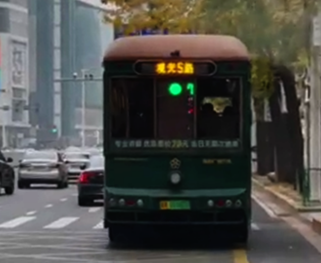 車尾“預(yù)報(bào)”前方路口紅綠燈？真的！ 這輛公交車變身“移動(dòng)交通信號(hào)燈”(圖1)